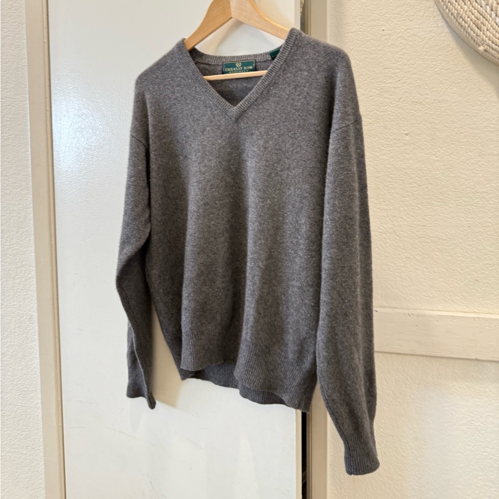 Men’s Embassy Row taupe v-neck 100% cashmere sweater medium